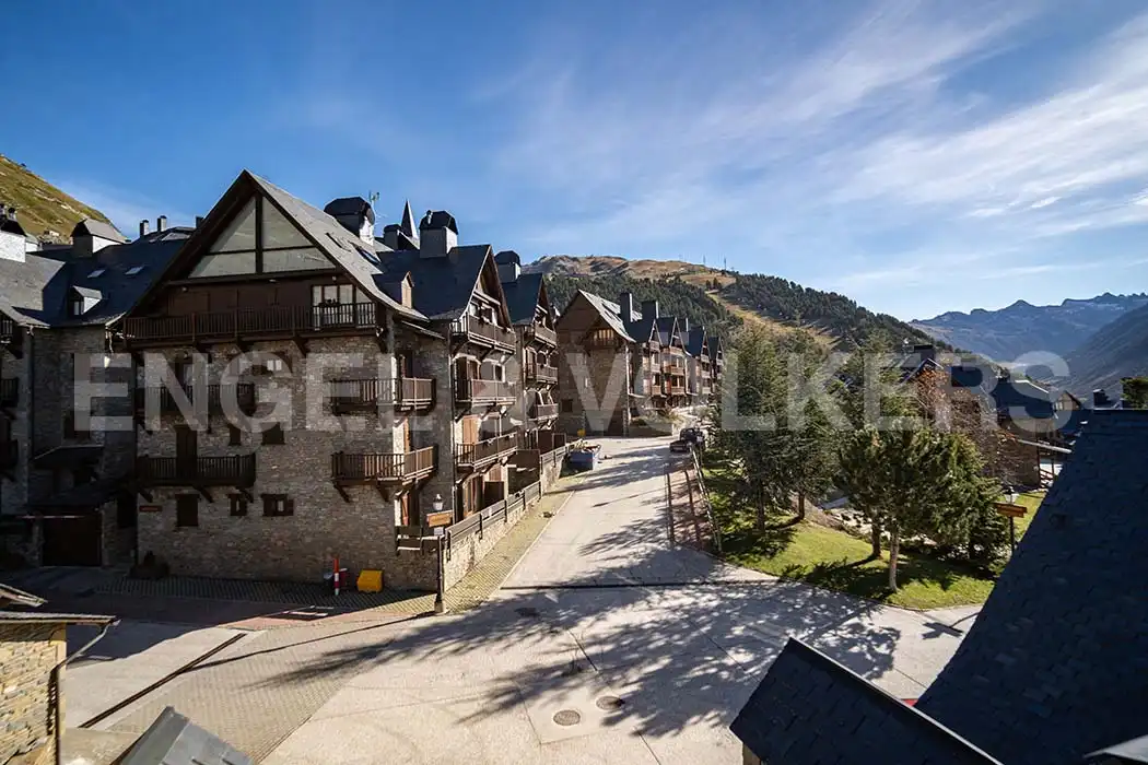 Vista exterior de Casa adosada en venda en Naut Aran amb Calefacció, Moblat i Forn