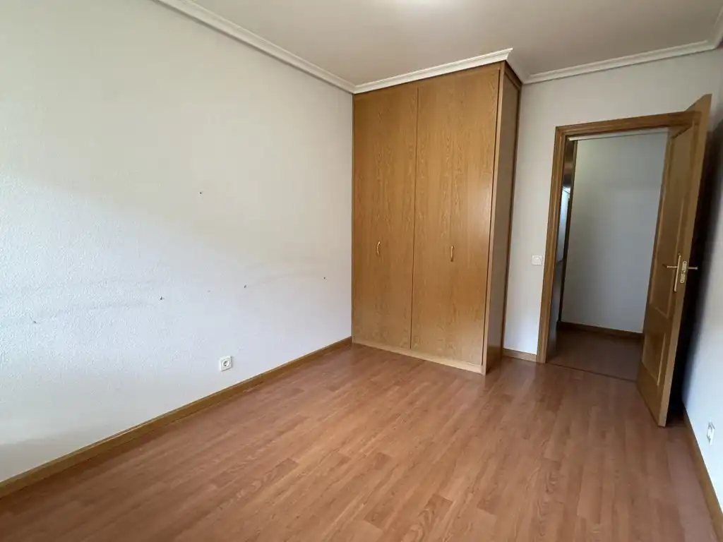 Habitación de Piso en venta en  Logroño con Calefacción, Parquet y Terraza