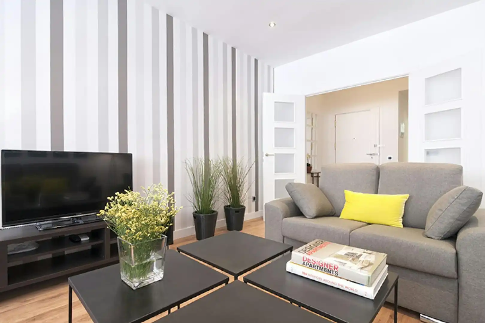 Living room of Flat for rent in Madrid  with Air Conditioner, Heating and Furnished