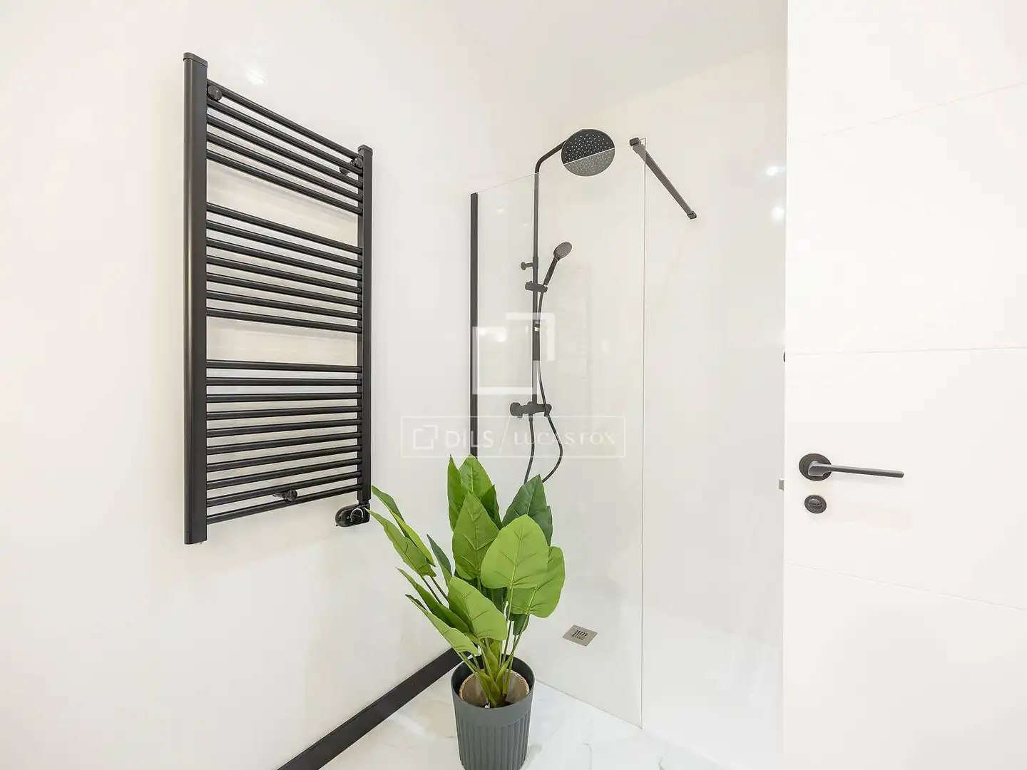 Bathroom of Flat for sale in Valencia  with Air Conditioner, Heating and Terrace