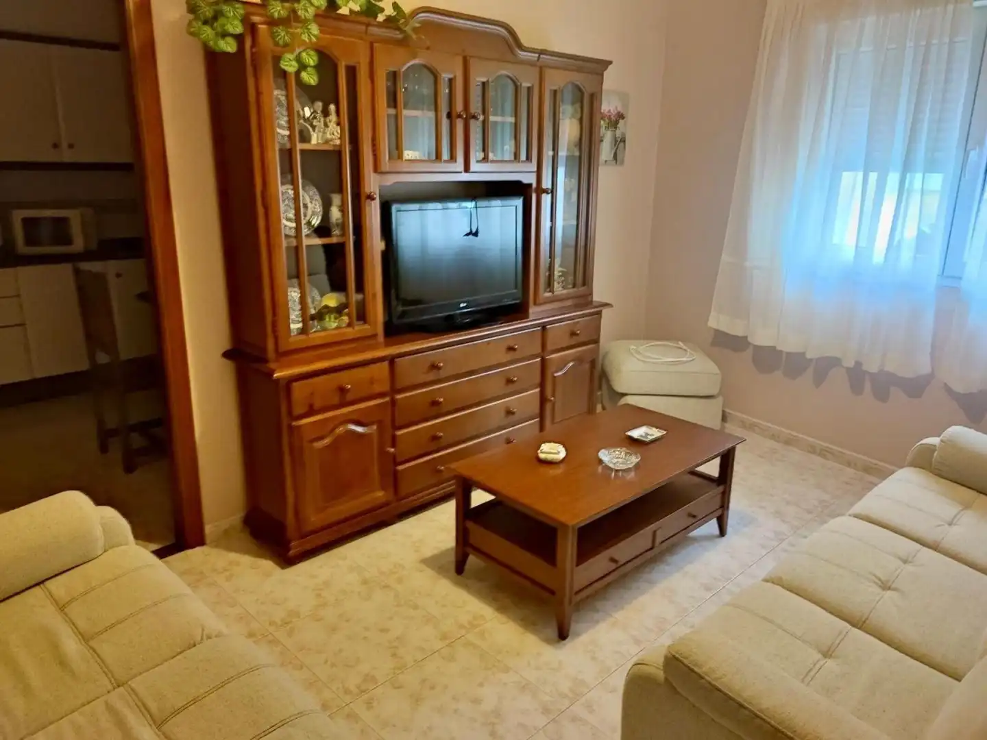 Sala d'estar de Casa adosada en venda en Boiro amb Terrassa, Moblat i Balcó