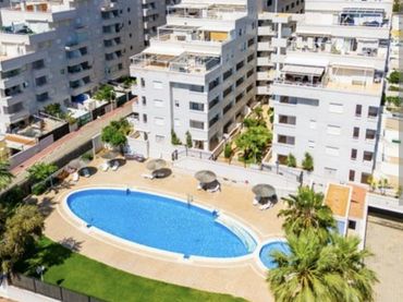 Apartamento con piscina en venta en Avenida Central 10