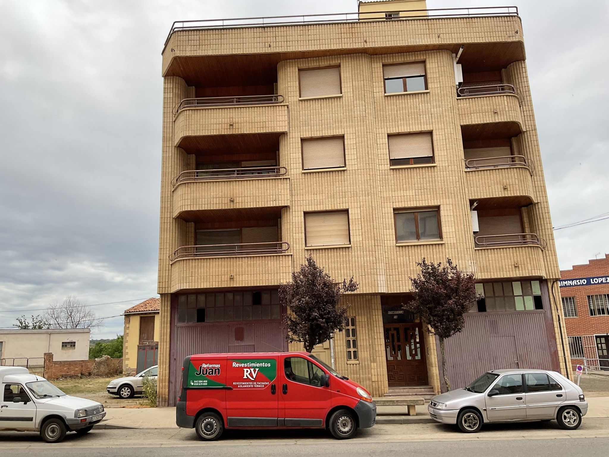 Vista exterior de Edifici en venda en Santo Domingo de la Calzada
