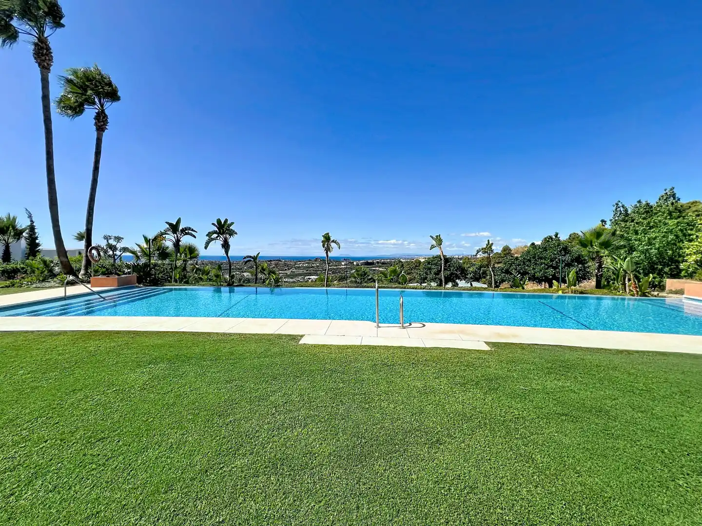 Piscina de Apartament en venda en Benahavís amb Aire condicionat i Terrassa