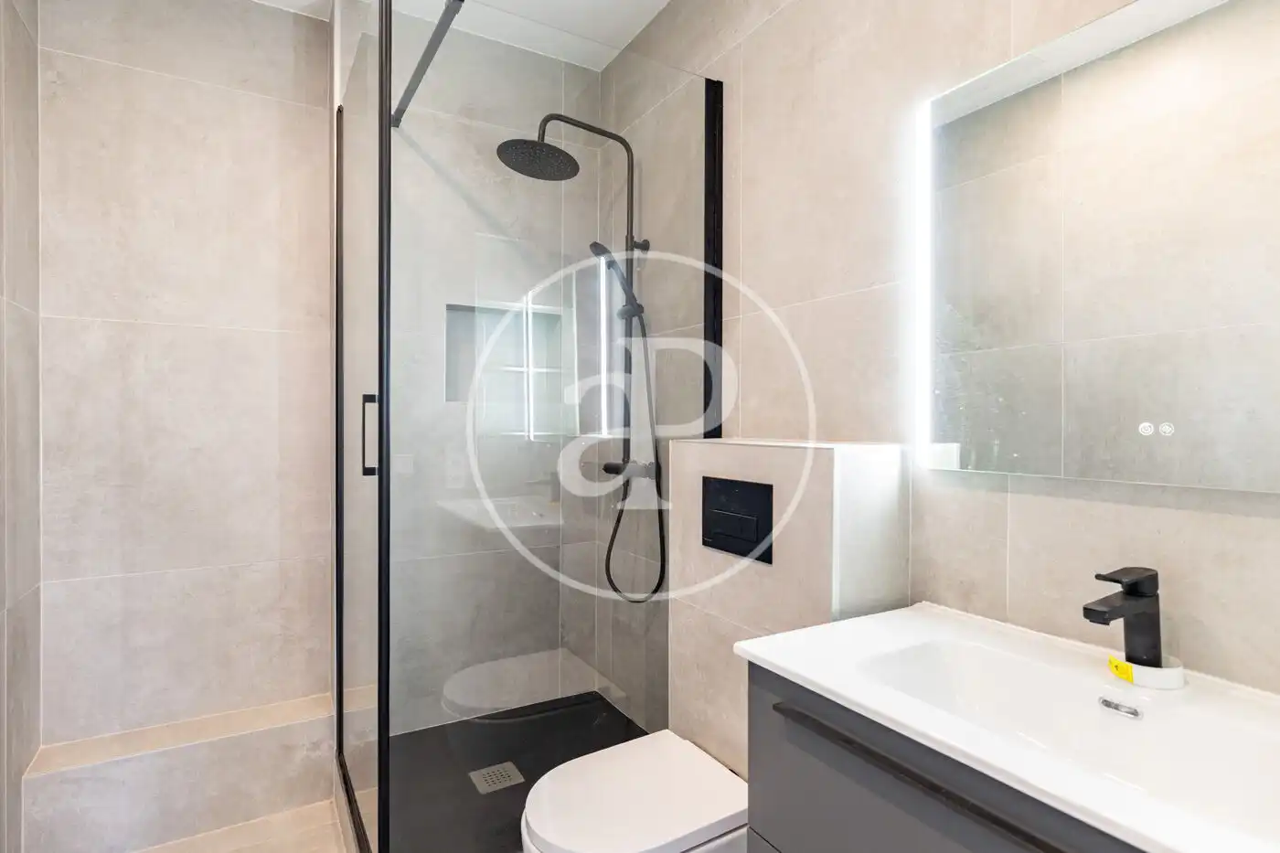 Badezimmer von Wohnung zum Verkauf in Barcelona mit Klimaanlage, Heizung und Balkon