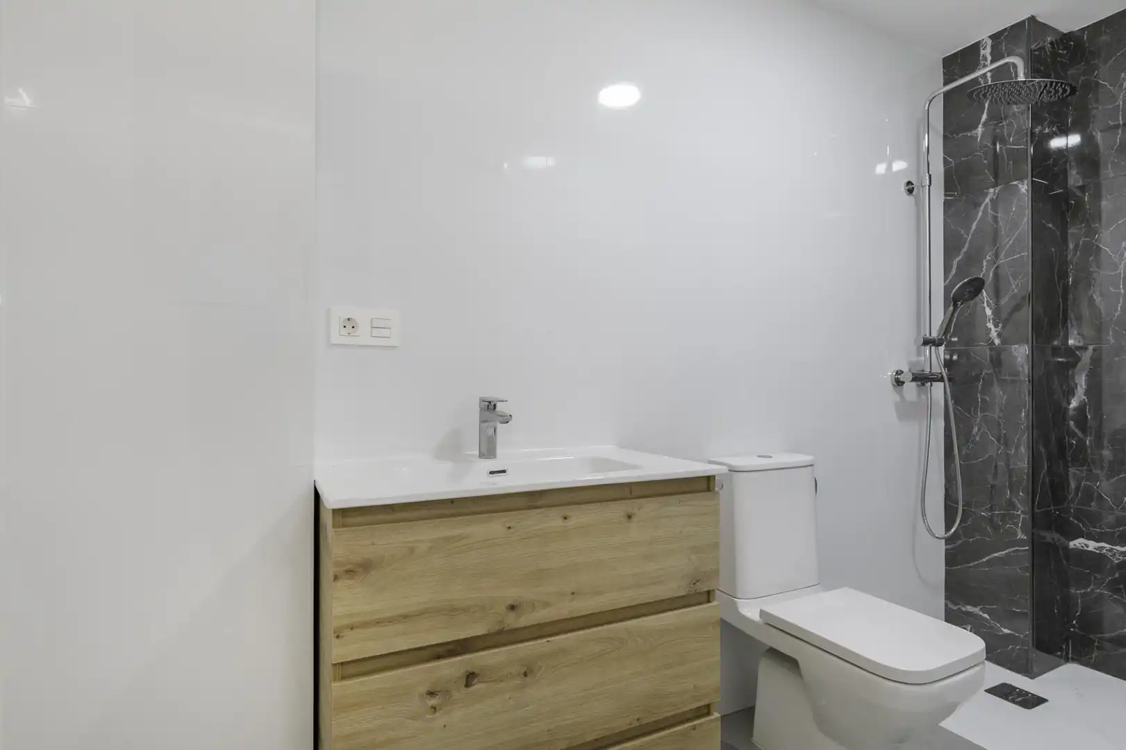 Bathroom of Apartments for sale in Granada