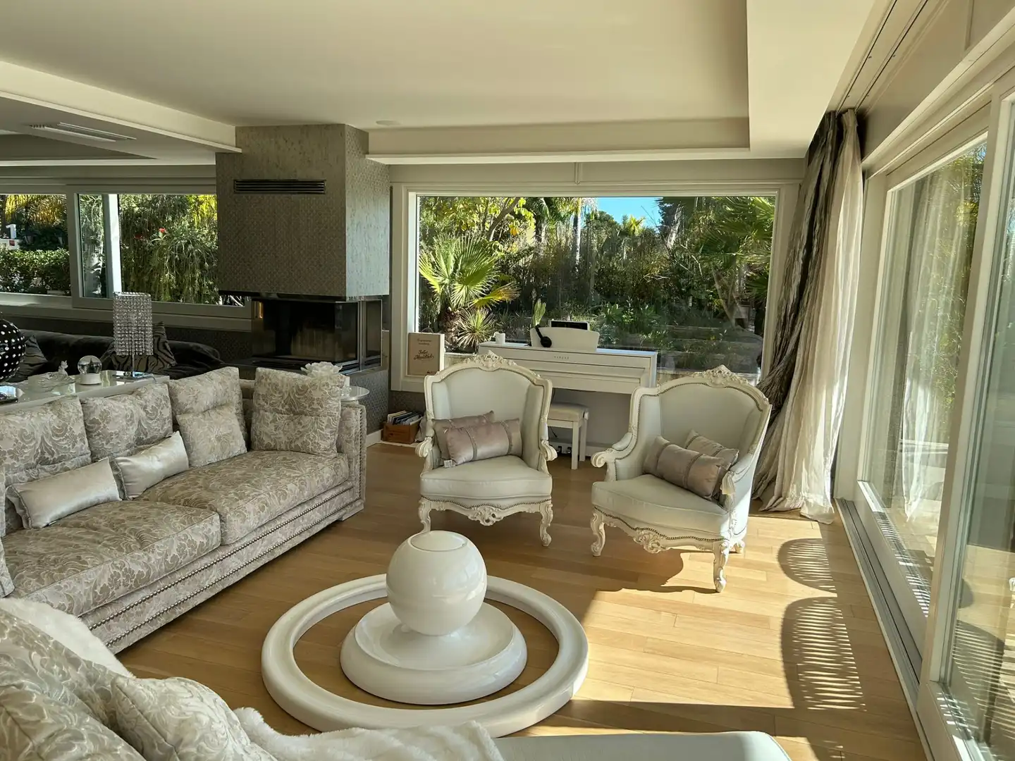 Sala d'estar de Casa o xalet en venda en Marbella amb Aire condicionat, Calefacció i Jardí privat