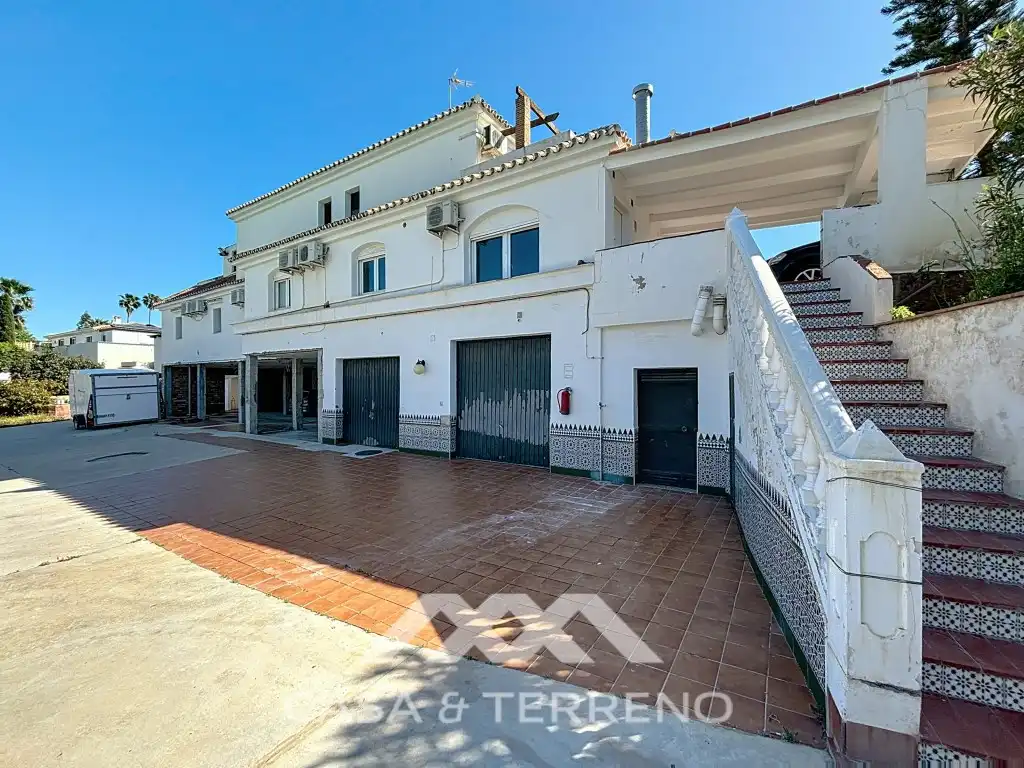 Vista exterior de Casa o xalet en venda en Vélez-Málaga amb Aire condicionat, Jardí privat i Terrassa