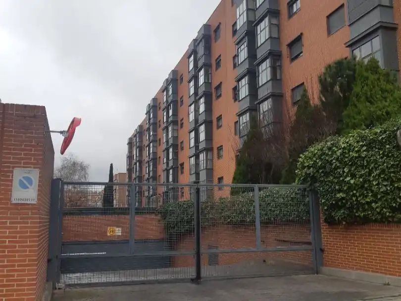 Vista exterior de Garatge de lloguer en Madrid amb Alarma