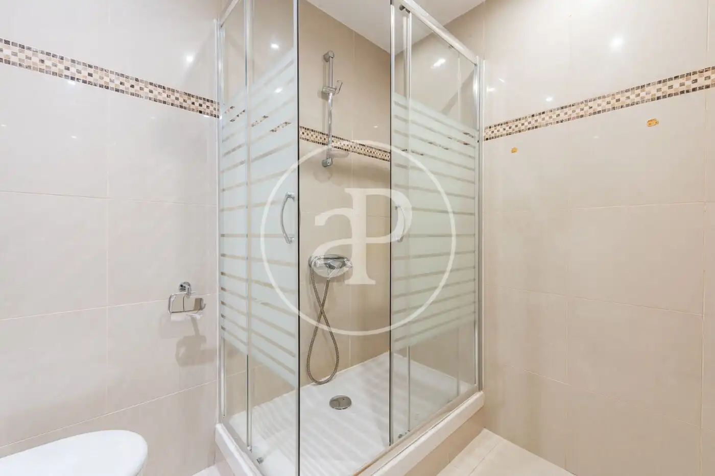 Badezimmer von Wohnung zum Verkauf in Madrid mit Klimaanlage, Heizung und Terrasse