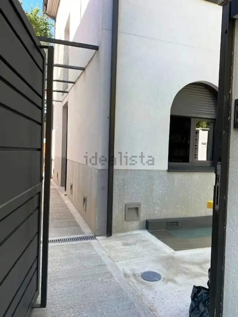 Vista exterior de Casa o xalet de lloguer en Madrid amb Aire condicionat, Calefacció i Jardí privat