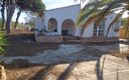 Vista exterior de Casa o xalet en venda en Chiclana de la Frontera amb Jardí privat, Terrassa i Traster