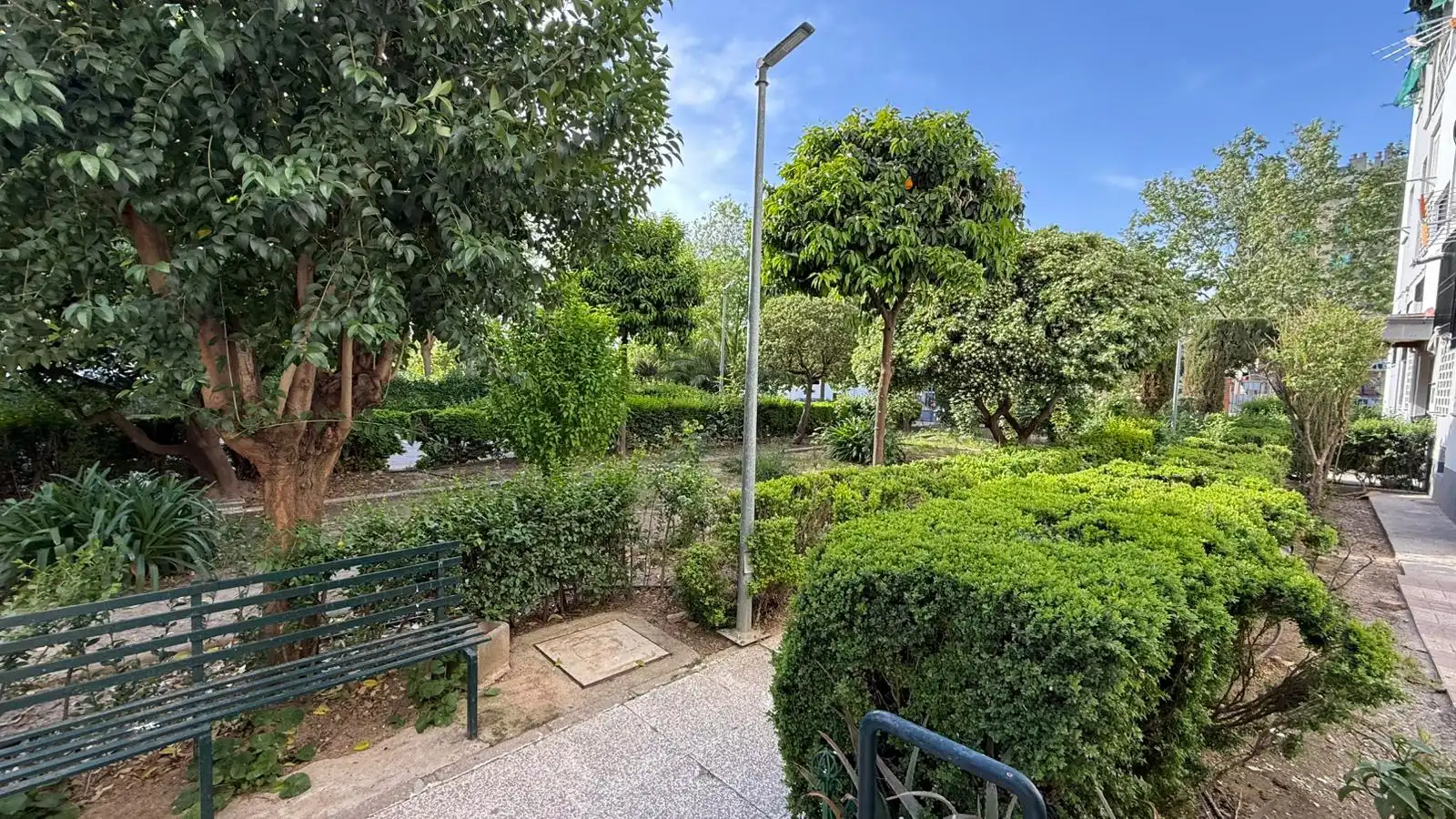 Flat for sale in  Granada Capital  with Air Conditioner, Washing machine and Microwave