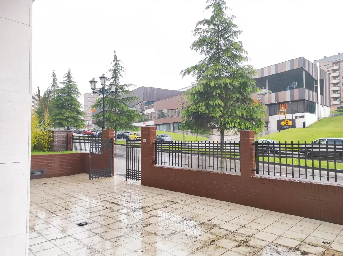 Vista exterior de Local de alquiler en Oviedo 
