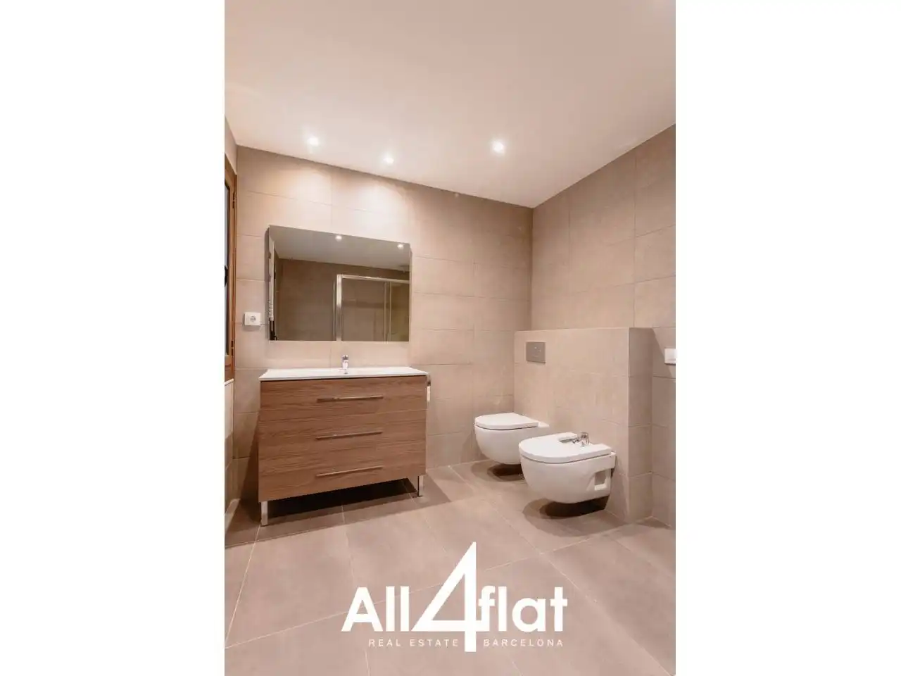Badezimmer von Wohnung zur Miete in Barcelona mit Klimaanlage, Heizung und Parkett