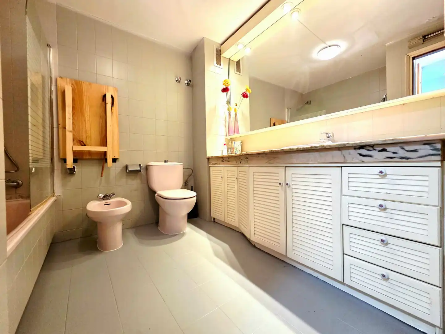 Badezimmer von Einfamilien-Reihenhaus zum Verkauf in Palau-solità i Plegamans mit Klimaanlage, Heizung und Privatgarten