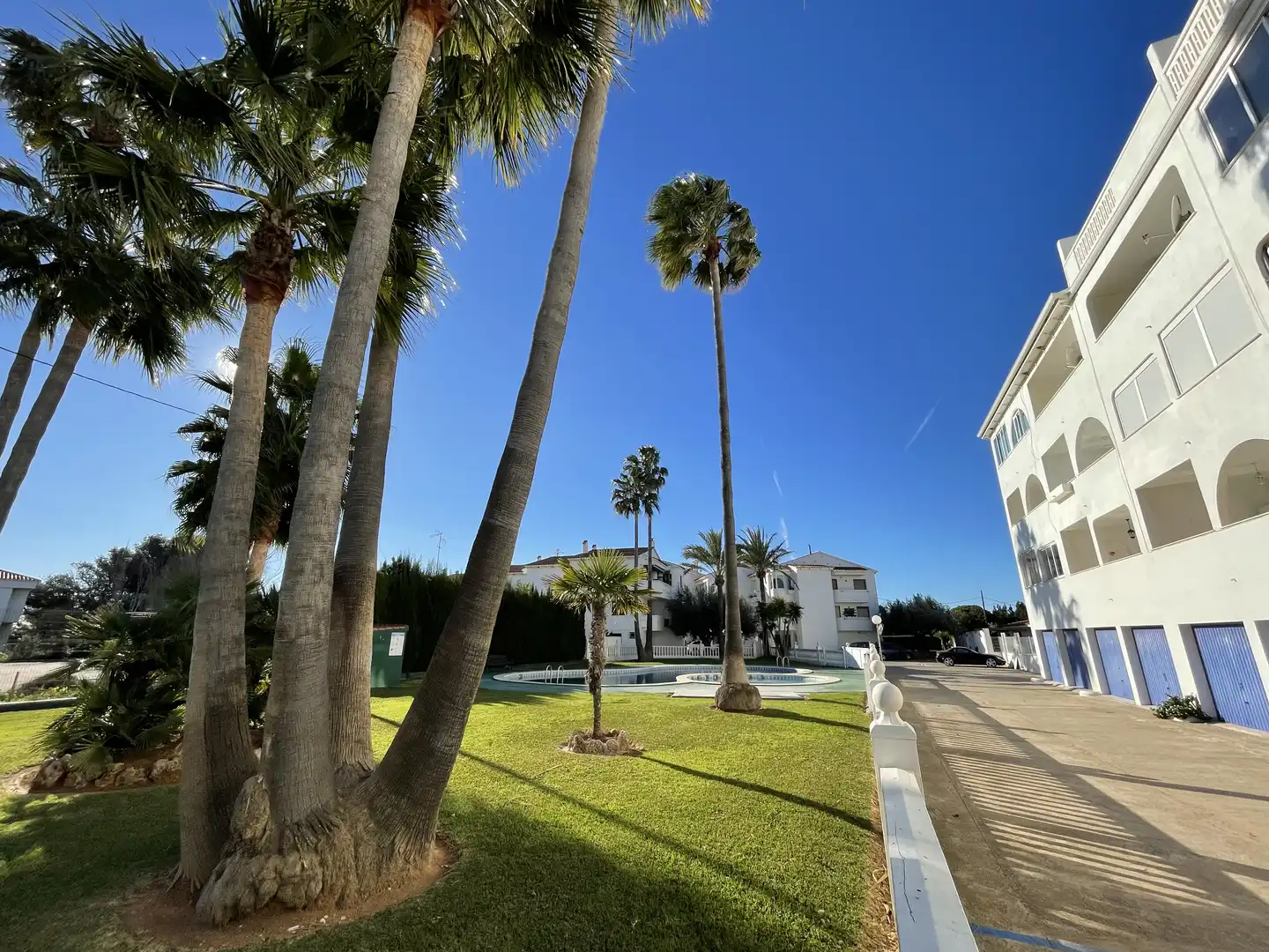 Vista exterior de Apartament en venda en Alcalà de Xivert amb Jardí privat, Terrassa i Piscina