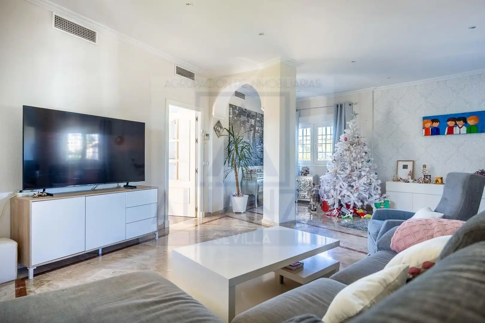 Living room of Houses for sale in Valencina de la Concepción  with Air Conditioner, Private garden and Community pool