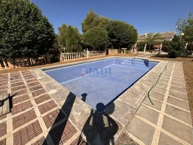 House with pool for sale in Valdepeñas