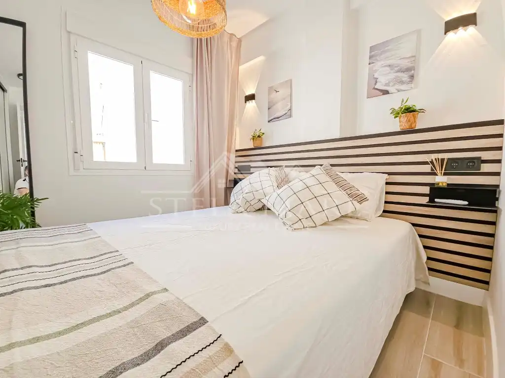 Dormitori de Apartament en venda en Nerja amb Aire condicionat, Terrassa i Moblat