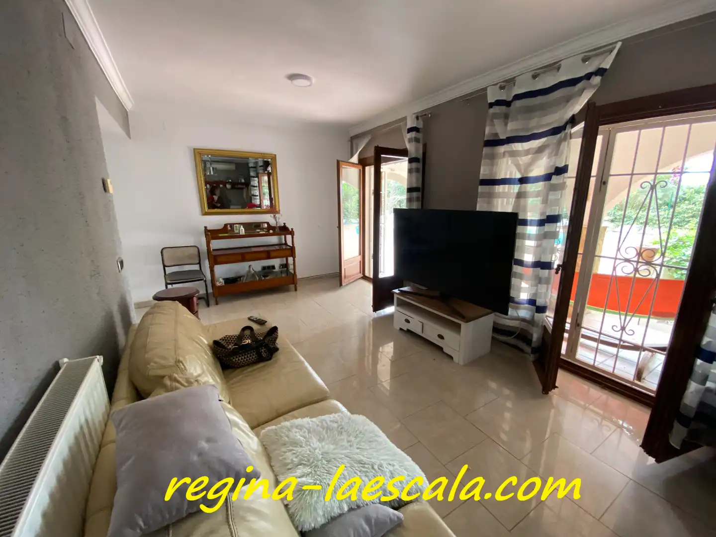 Sala d'estar de Casa o xalet en venda en L'Escala amb Aire condicionat, Calefacció i Jardí privat