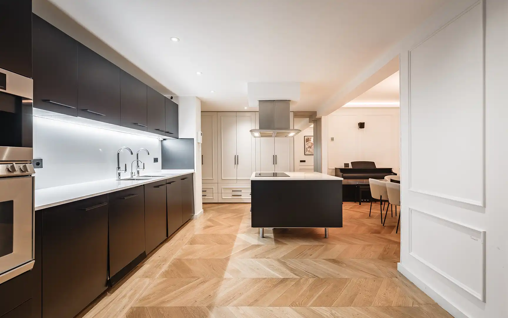Küche von Erdgeschoss zum Verkauf in Benahavís mit Klimaanlage, Privatgarten und Terrasse