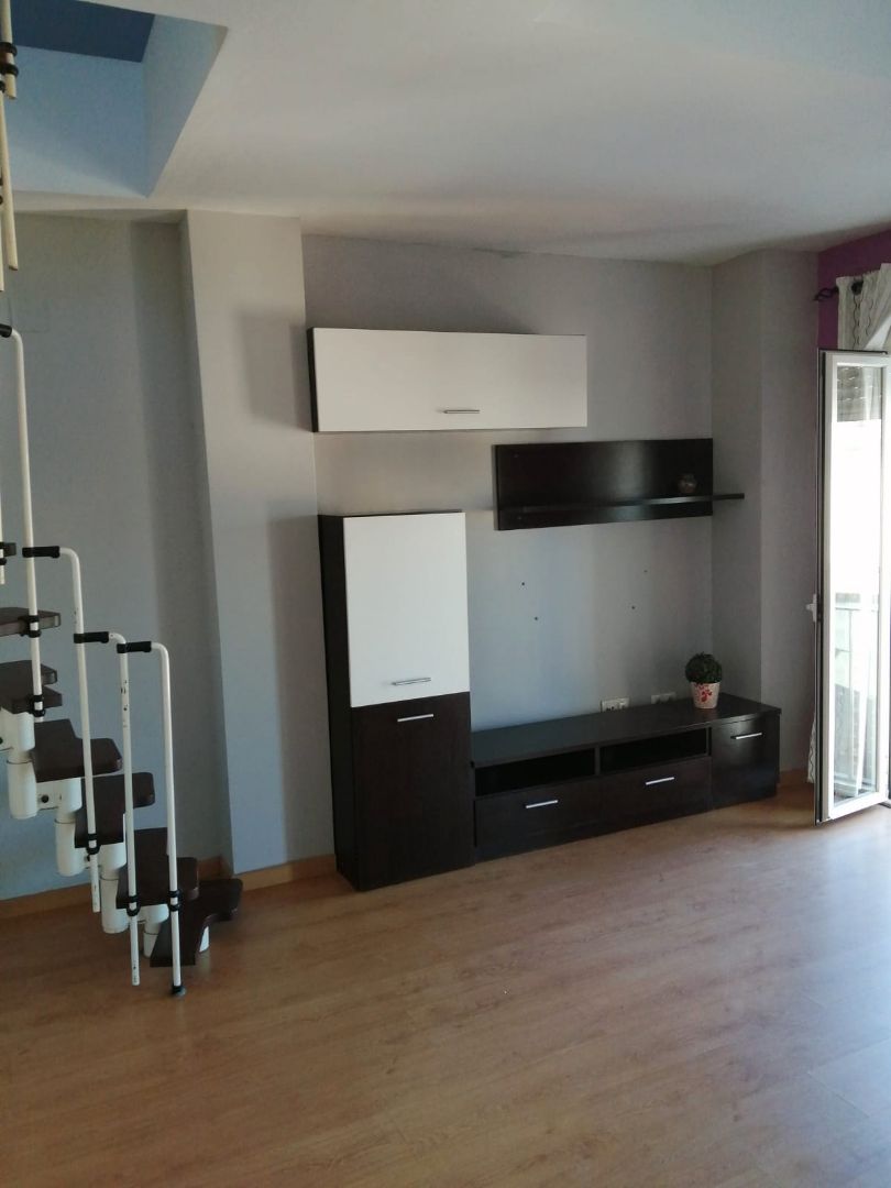 Sala d'estar de Dúplex en venda en San Juan del Puerto amb Moblat, Rentadora i Balcó