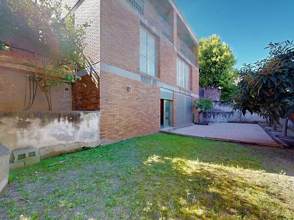 Vista exterior de Casa o xalet en venda en El Papiol amb Aire condicionat, Terrassa i Balcó