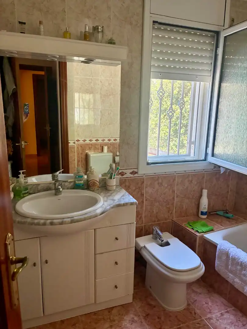 Badezimmer von Einfamilien-Reihenhaus zum Verkauf in Canet de Mar mit Heizung, Terrasse und Ofen