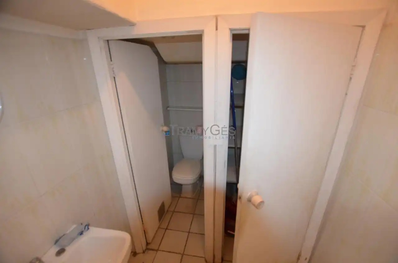 Badezimmer von Einfamilien-Reihenhaus zum Verkauf in Tui mit Heizung
