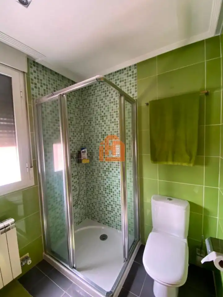 Baño de Casa adosada en venta en San Andrés del Rabanedo con Calefacción, Jardín privado y Trastero