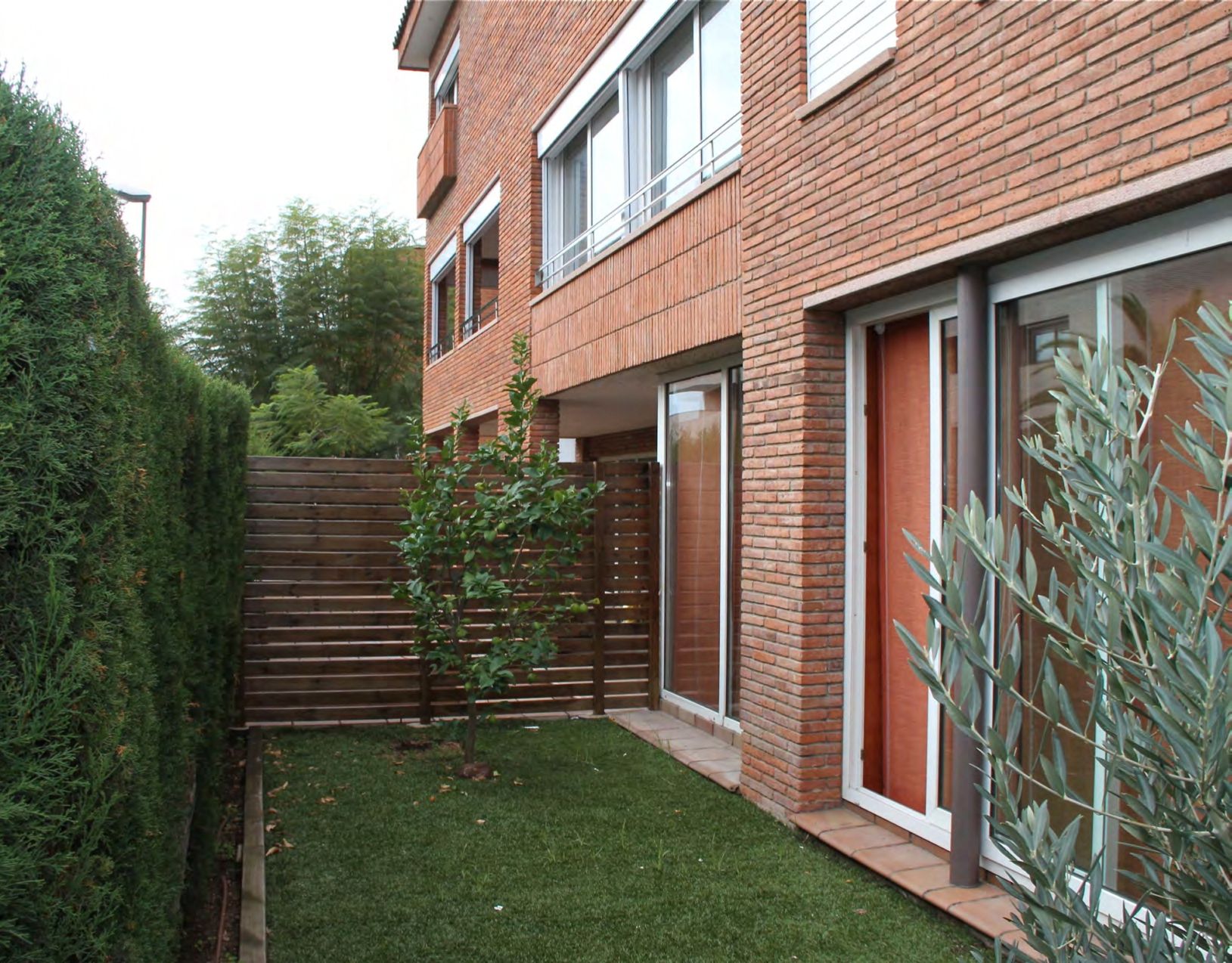 Vista exterior de Casa o xalet en venda en Esplugues de Llobregat amb Aire condicionat, Calefacció i Parquet