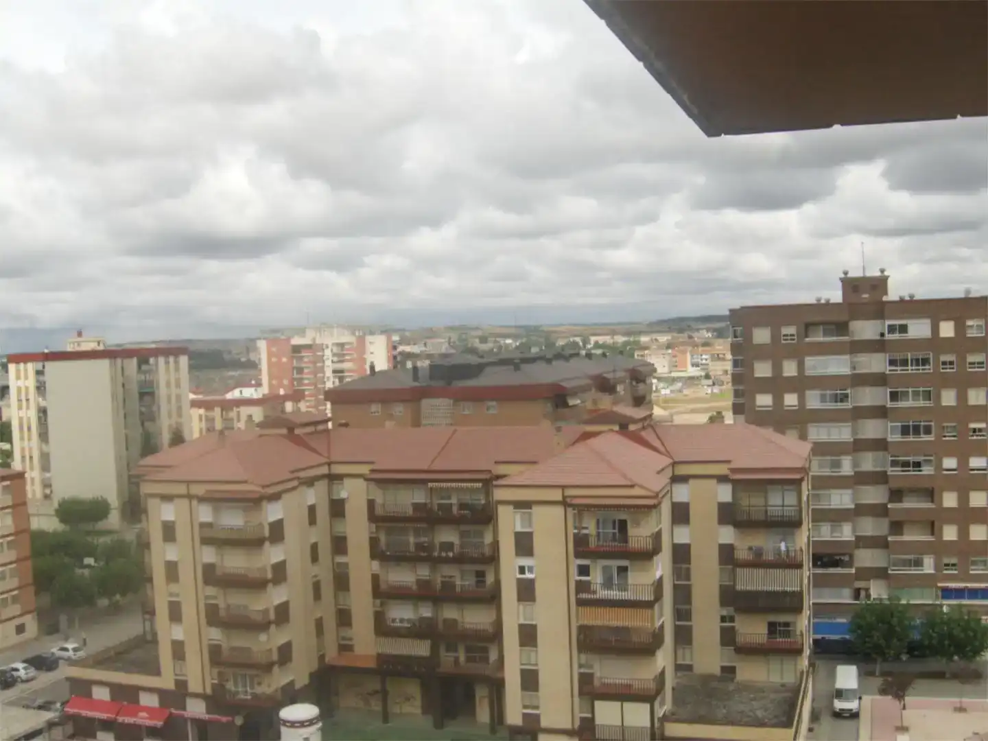 Dormitori de Pis per a compartir en Aranda de Duero amb Parquet, Moblat i Balcó