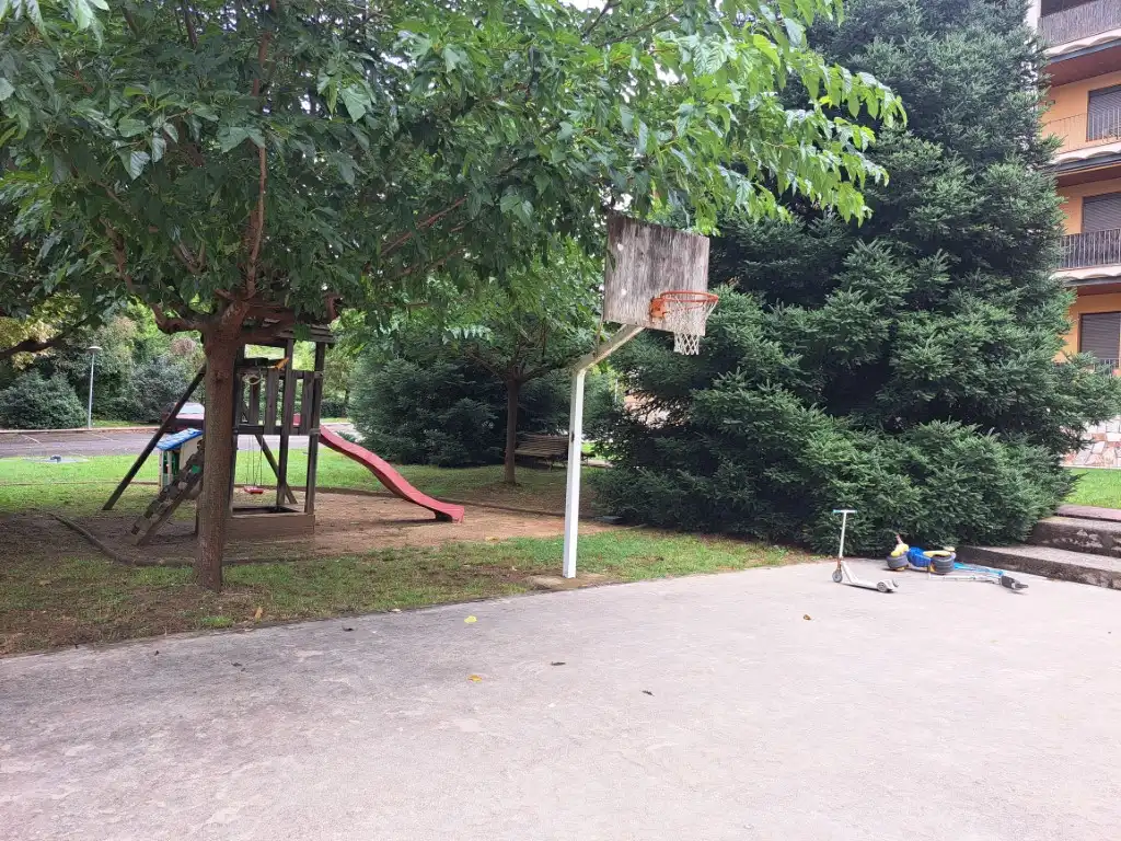 Parkplatz von Maisonette zum Verkauf in Berga mit Heizung, Parkett und Abstellraum