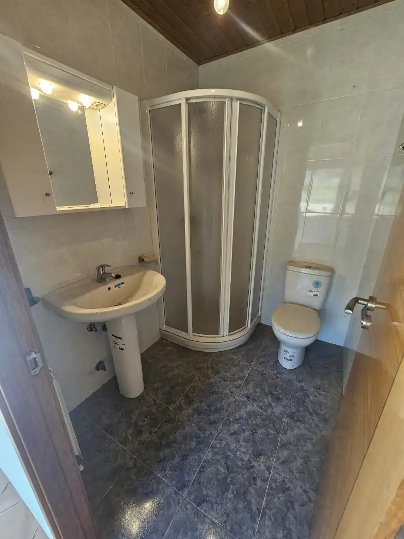 Badezimmer von Haus oder Chalet zum Verkauf in Toén mit Privatgarten, Terrasse und Balkon