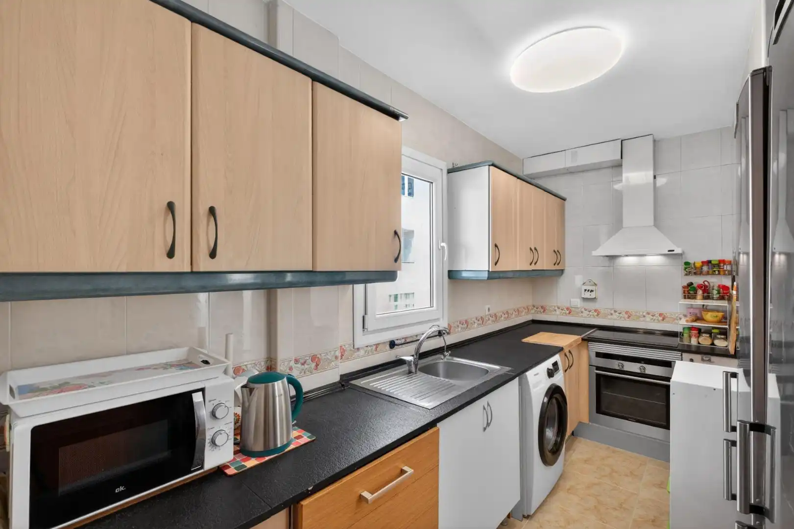 Küche von Wohnung zum Verkauf in Benalmádena mit Klimaanlage, Privatgarten und Abstellraum