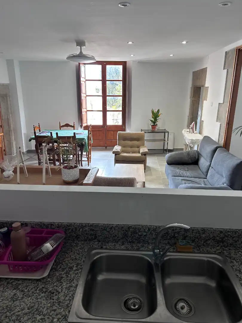 Wohnzimmer von Wohnung zur Miete in Olost mit Heizung, Möbliert und Ofen