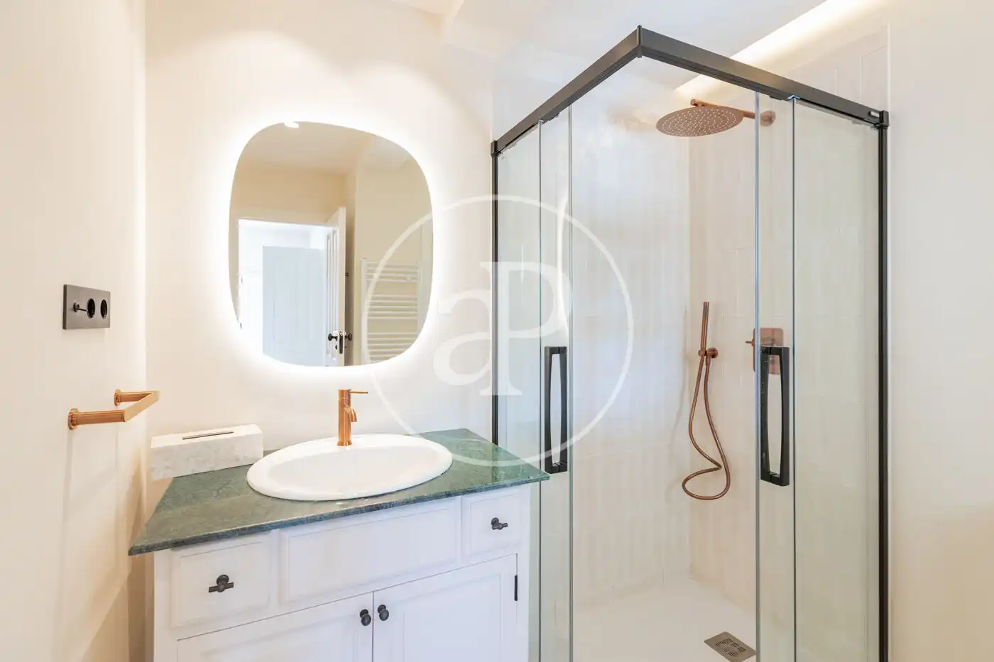 Bathroom of Houses for rent in Madrid  with Air Conditioner, Heating and Private garden