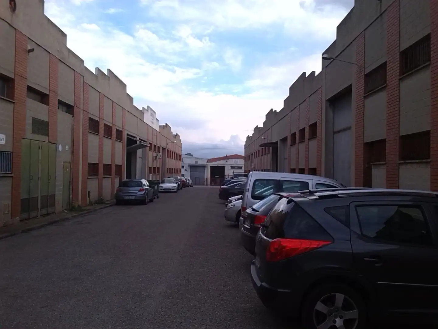 Parkplatz von Fabrikhallen zur Miete in Castellar del Vallès