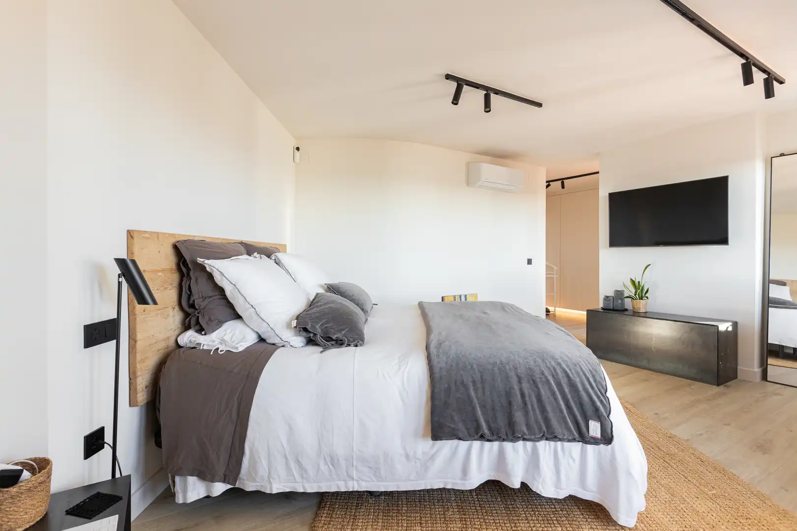 Schlafzimmer von Dachboden zum Verkauf in Figueres mit Klimaanlage, Heizung und Parkett