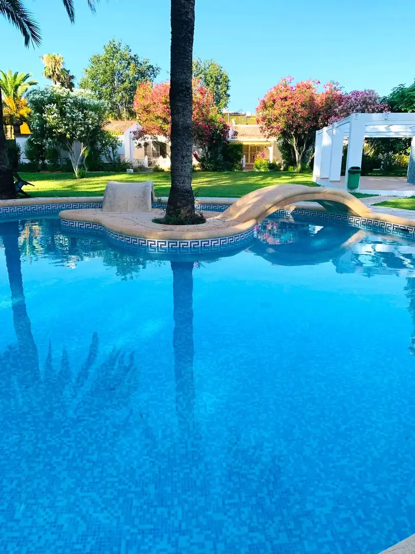 Schwimmbecken von Einfamilien-Reihenhaus zum Verkauf in Dénia mit Klimaanlage, Privatgarten und Terrasse