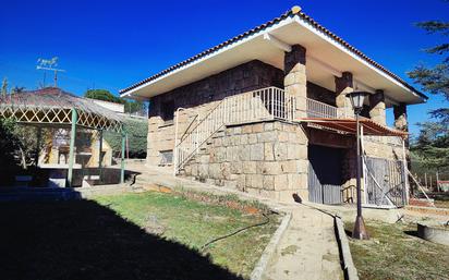 Vista exterior de Casa o xalet en venda en Valdemorillo amb Calefacció, Jardí privat i Piscina