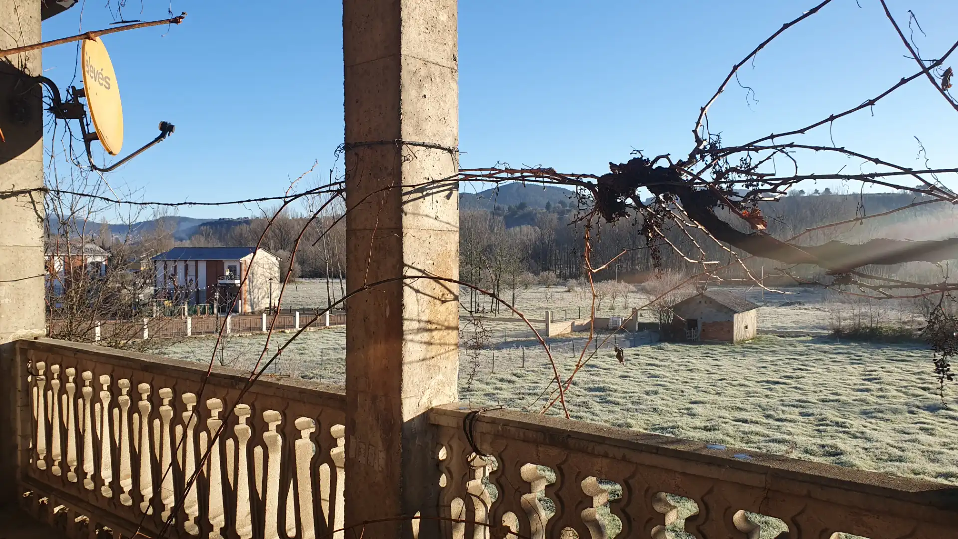 Vista exterior de Casa o xalet en venda en Vega de Espinareda amb Calefacció, Jardí privat i Terrassa