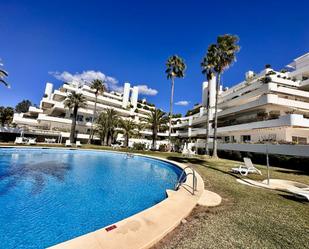 Vista exterior de Àtic en venda en Marbella amb Aire condicionat, Calefacció i Jardí privat