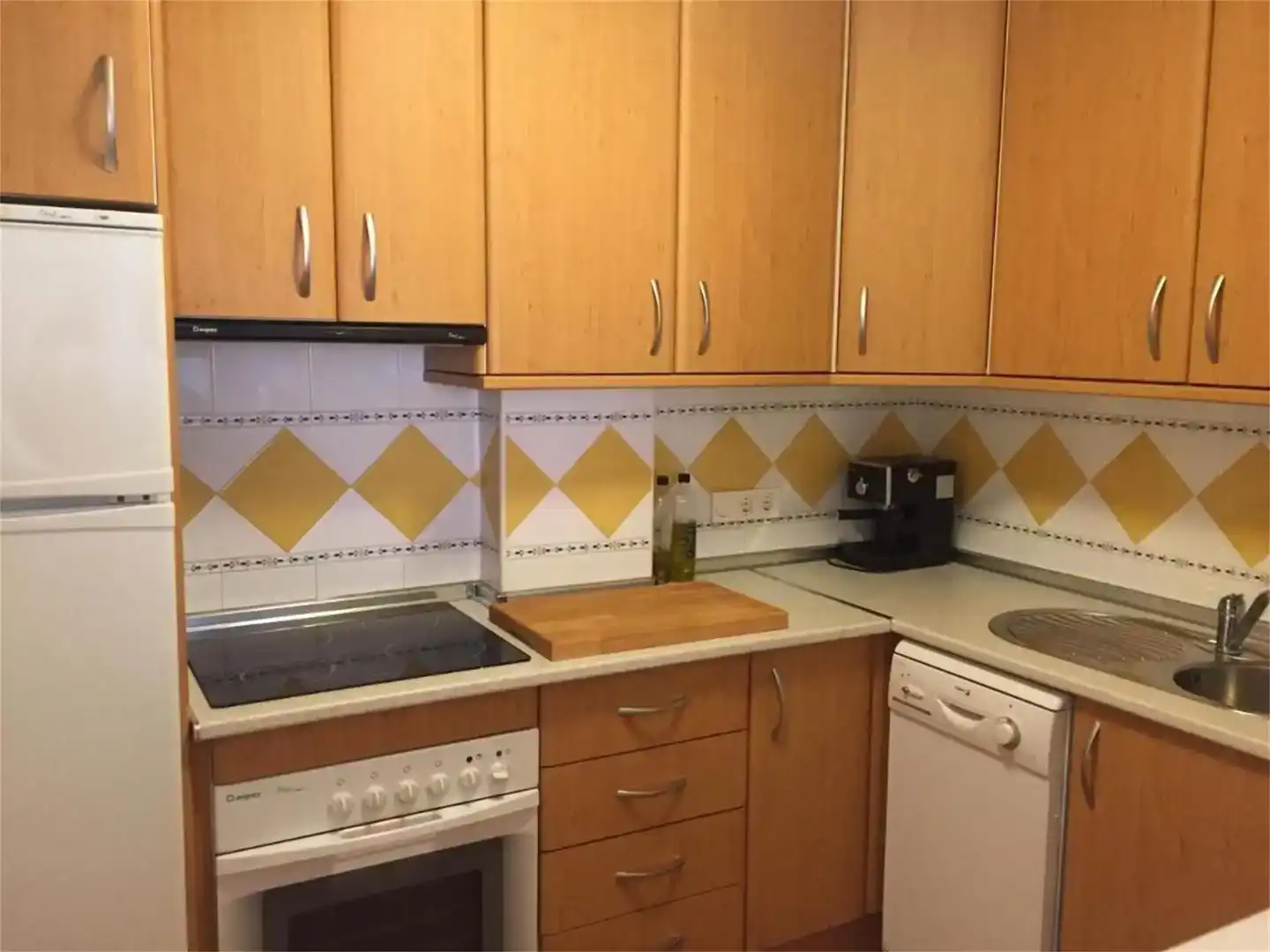 Cuina de Apartament de lloguer en El Ejido amb Aire condicionat, Jardí privat i Piscina