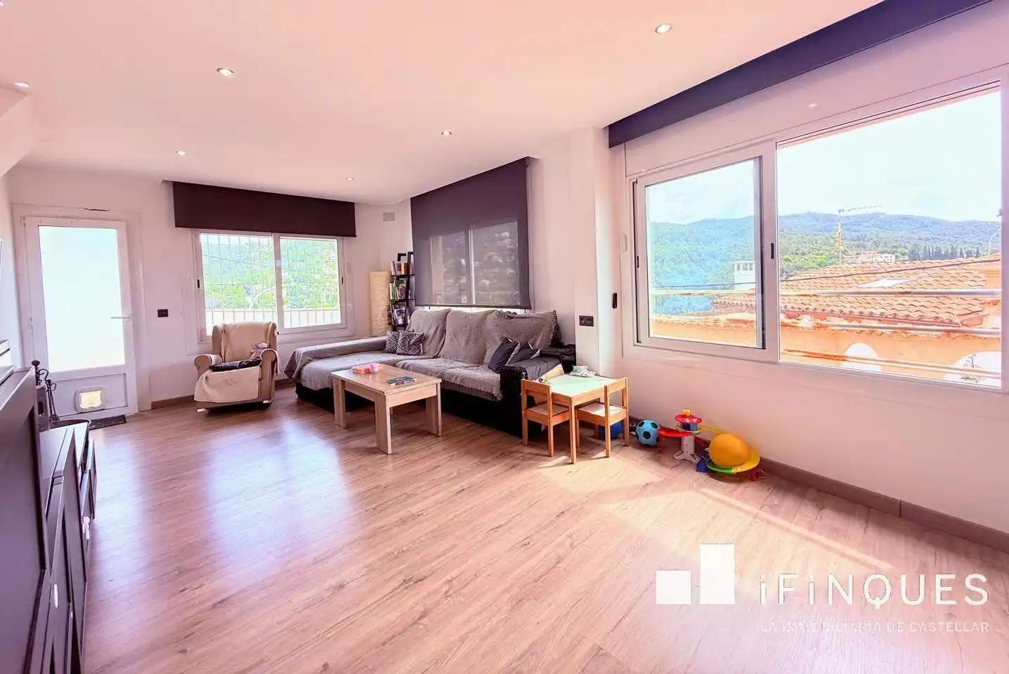 Sala d'estar de Casa o xalet en venda en Castellar del Vallès amb Aire condicionat, Calefacció i Parquet
