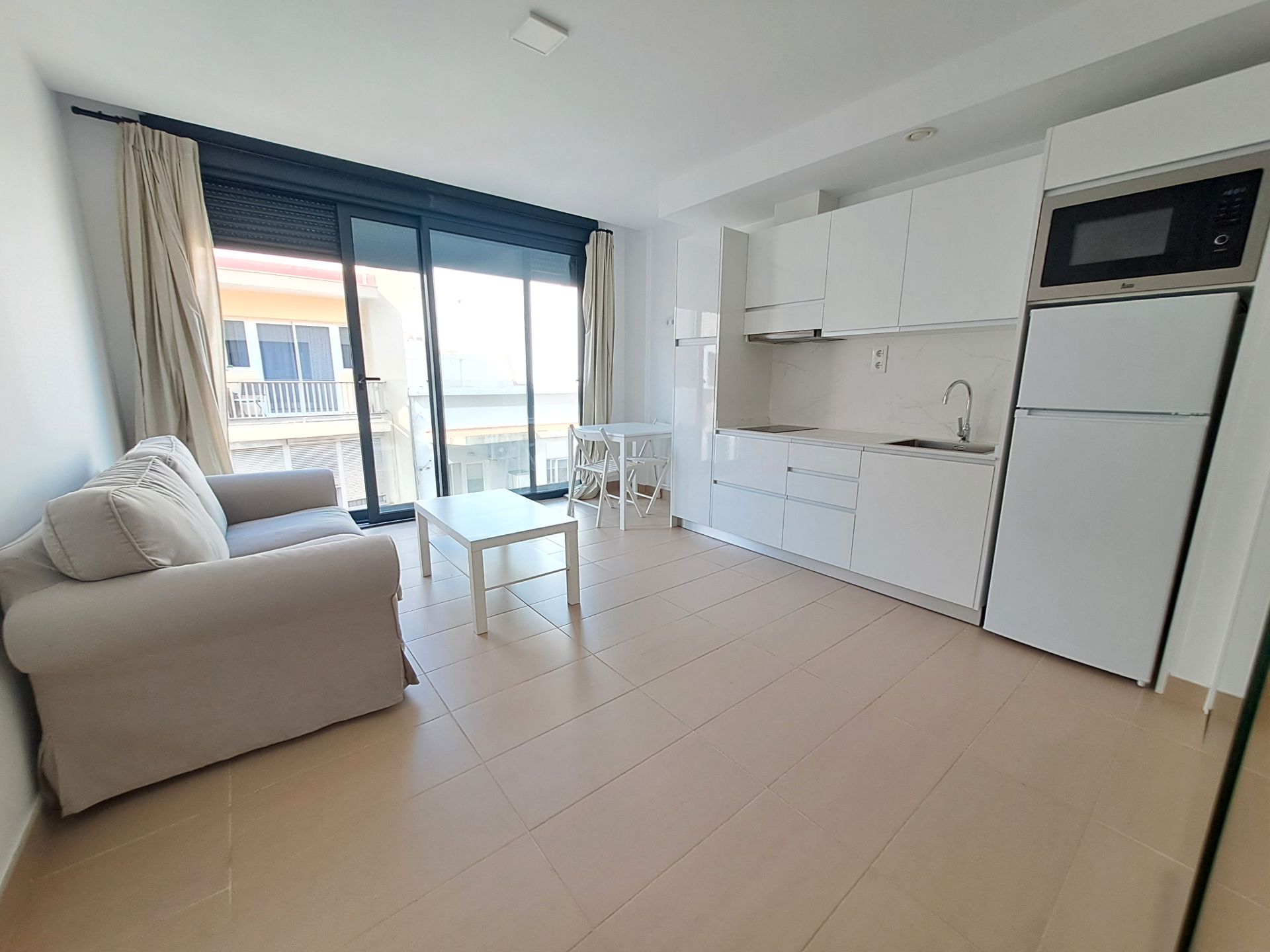 Sala d'estar de Estudi de lloguer en Las Palmas de Gran Canaria amb Moblat i Microones