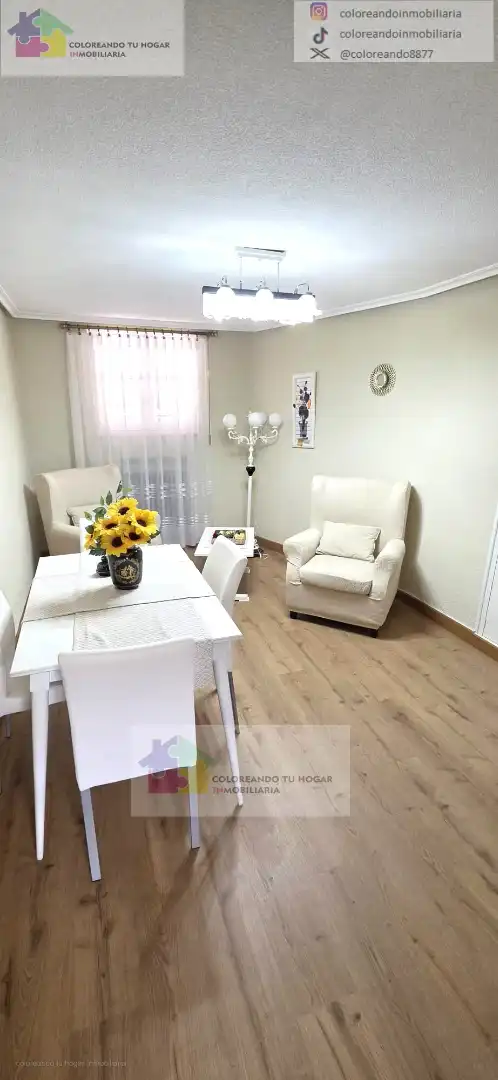 Sala d'estar de Casa o xalet en venda en La Pola de Gordón  amb Calefacció, Jardí privat i Parquet
