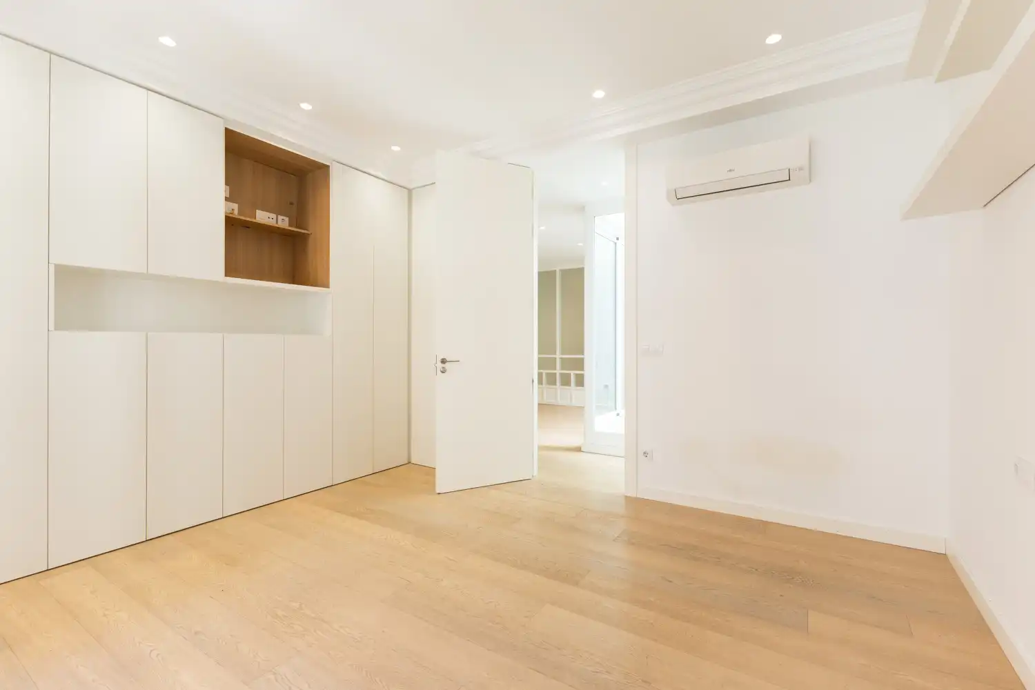 Flat for rent in Valencia  with Air Conditioner, Heating and Furnished