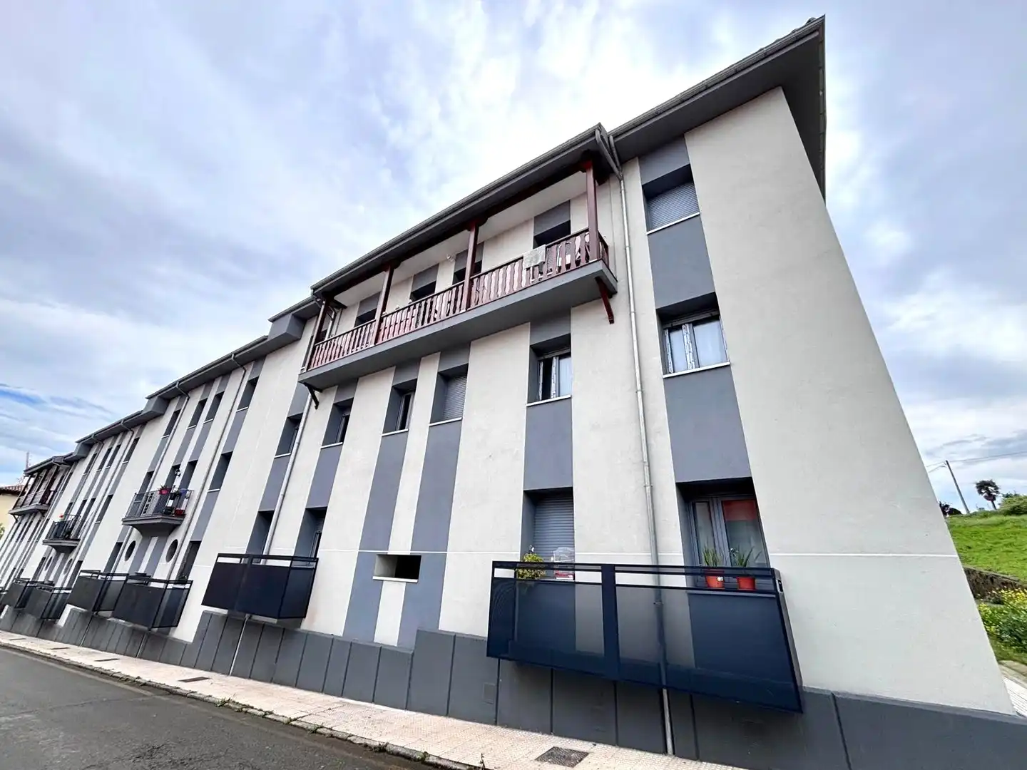 Vista exterior de Pis en venda en Gijón  amb Parquet
